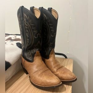 Old west pointed toe boots. Size 8